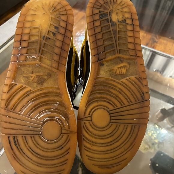 Black and yellow suede Air Jordan 1 Retro - Picture 5 of 6